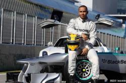 开云体育-雷诺车队险胜梅赛德斯，汉密尔顿扛起全队