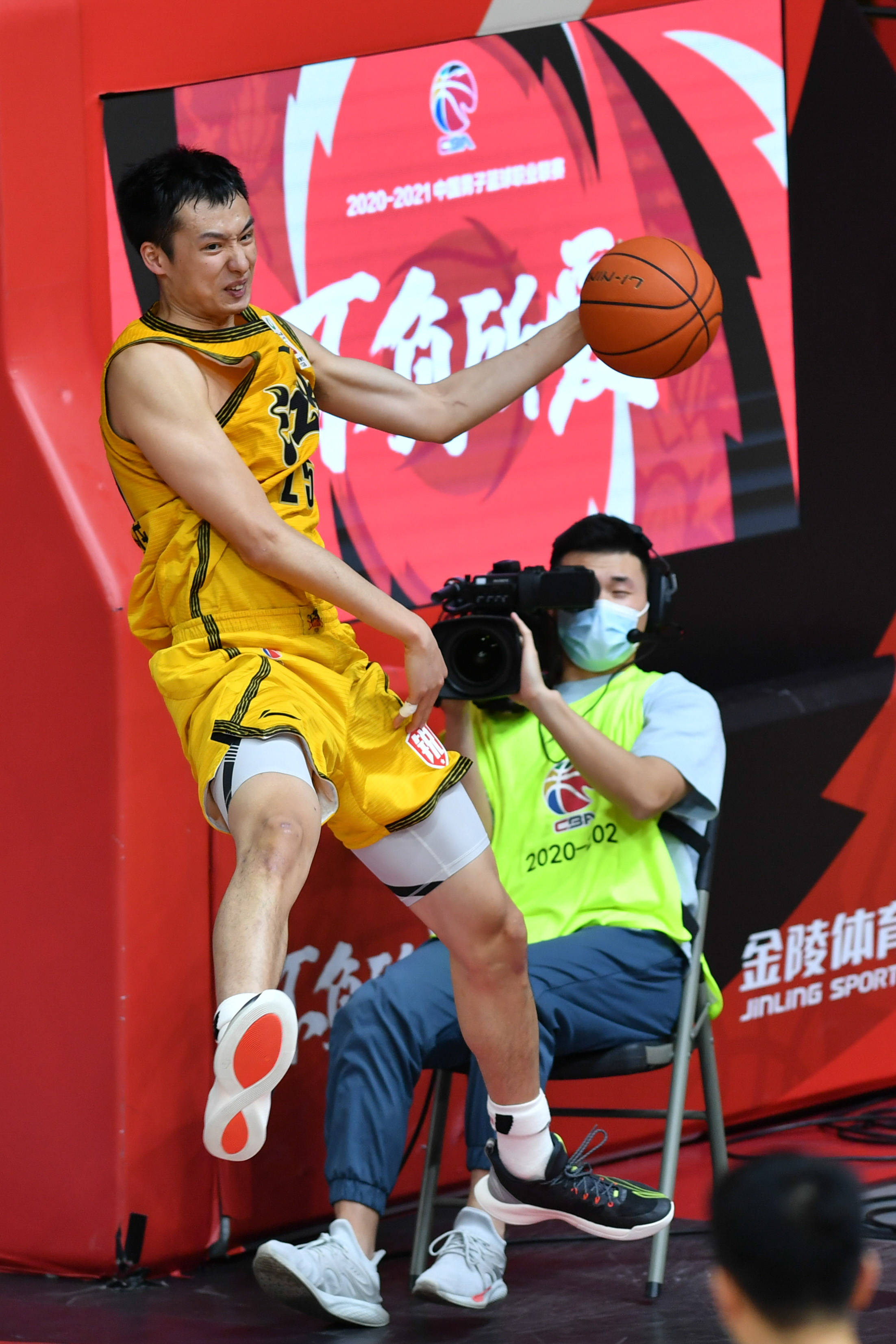 深圳男篮迅速逆袭，客场比赛豪取胜利